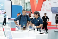 Le stand de FPT présentant des puces semi-conductrices lors d'une exposition au Vietnam. Photo : qdnd.vn