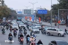 Selon le Département municipal de la construction, Hanoi compte environ 8,8 millions d’habitants pour plus de 9,3 millions de véhicules, dont 86% de motos. Photo: VNA