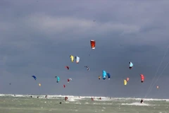 Kitesurf entre le ciel et la mer à Khanh Hoa. Photo : baovanhoa.vn