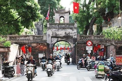 Cette initiative s’inscrit dans le cadre d'un projet visant à valoriser le patrimoine matériel, immatériel et numérique de la capitale à travers quatre parcours patrimoniaux, un système cartographique interactif, l’application H-Héritage et l’installation de QR-codes sur de nombreux sites historiques du centre de Hanoi. Photo : NDEL