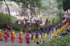 Le cortège, accompagné d’une délégation et d’un grand nombre de touristes, participe à la cérémonie d’offrande d’encens au temple de Thuong. Photo : VNA