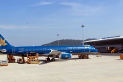 Un avion de Vietnam Airlines pose à l'aéroport international de Phu Quôc. Photo: VNA