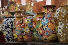 La poterie de Biên Hoa, caractérisées par des glaçures colorées et des techniques décoratives uniques. Photo: VNA