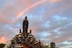 Un arc-en-ciel monochrome rare est apparu sur le mont Bà Den, dans la province de Tây Ninh, le 26 janvier. Photo : VNA