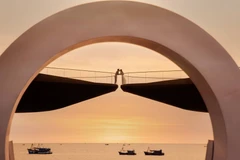 Deux tourtereaux sur le Pont du Baiser de Phu Quôc, formé de deux arcs entrelacés, symbolise l'amour et l'harmonie. Photo: premiervillage-phuquoc.com