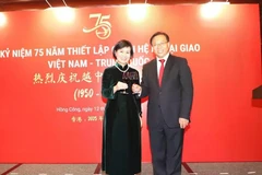 La consule générale du Vietnam Lê Duc Hanh (à gauche) et le commissaire du ministère chinois des Affaires étrangères à Hong Kong Cui Jianchun lors de la célébration. Photo : VNA