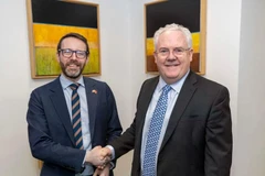 L’ambassadeur du Royaume-Uni au Vietnam, Iain Frew (à gauche) et le professeur Gerry McCormac, principal et vice-chancelier de l’Université de Stirling. Photo : gracieuseté de l’ambassade du Royaume-Uni au Vietnam. 