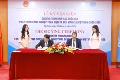 Le vice-ministre des Finances, Trân Quôc Phuong, et le directeur général de l’ONUDI, Gerd Müller, signent le programme de coopération, à Hanoi, le 21 avril. Photo : thoibaotaichinhvietnam.vn