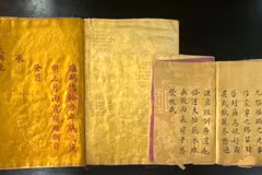 De précieux documents sur la dynastie Nguyễn sont exposés à l'exposition « Récits de textes anciens». Photo : baovannghe.vn