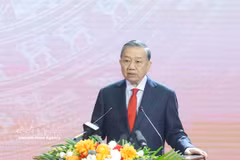 Le secrétaire général du Parti et président de la République, Tô Lâm, s’exprime lors de la cérémonie, à Hà Tinh, le 21 avril. Photo : VNA