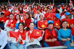 Hommes et femmes assistant à la pépétition préliminaire du défilé célébrant le 80e anniversaire de la Fête nationale. Photo: VNA