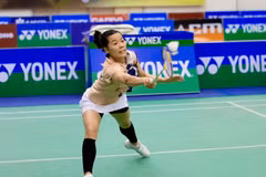 Nguyên Thuy Linh se qualifie pour les quarts de finale de l’Orléans Masters 2026 après avoir surclassé Lo Sin Yan Happy (Hong Kong) lors du deuxième match le 19 mars. Photo: thanhnien.vn