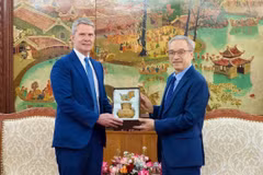 Le vice-ministre de la Culture, des Sports et du Tourisme, Phan Tâm (à gauche) et le vice-président exécutif de CNN International Commercial (CNNIC), Phil Nelson, à Hanoi, le 25 mai. Photo : baovanhoa.vn