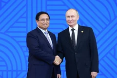 Le président russe Vladimir Putin (à gauche) accueille le Premier ministre vietnamien Pham Minh Chinh au Sommet des BRICS 2024. Photo : VNA