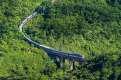 Le train traverse lentement le col de Hai Vân, dans la chaîne de Bach Ma, dévoilant de nombreux paysages de rêve : d'un côté la montagne, de l'autre la mer. Photo : toquoc.vn