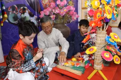 Dans un stand d’exposition des patrimoines du vietnam et des produits artisanaux traditionnels, à Hai Phong, en 2025. Photo : VNA