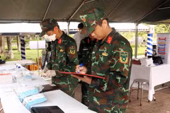 Soldats à Hô Chi Minh-Ville, en pleine campagne nationale de 500 jours d’accélération de la recherche, du rassemblement et de l’identification des restes de martyrs. Photo: VNA
