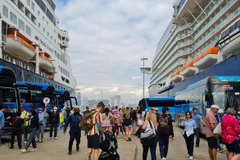 Le Celebrity Solstice et le Vasco Da Gama au port de croisière international de Ha Long à Quang Ninh. Photo : tienphong.vn