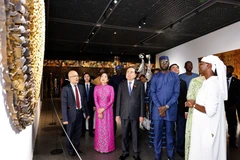 Le président de l’Assemblée nationale du Vietnam, Trân Thanh Mân, et son épouse Nguyên Thi Thanh Nga au Musée des Civilisations noires de Dakar, le 24 juillet. Photo : VNA