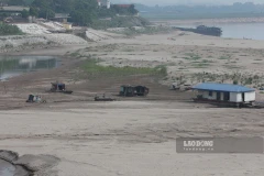 Des bateaux échoués dans le lit de la rivière Noire, en juin 2023. Photo : laodong.vn