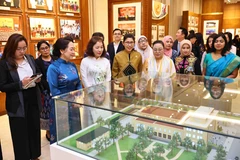 L'épouse de la présidente de l'Assemblée nationale Nguyên Thi Thanh Nga et les membres du Cercle des femmes de l'ASEAN visitent la salle des traditions de l'Assemblée nationale. Photo: VNA