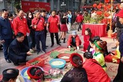 Au marché caritatif du Têt. Photo: VNA