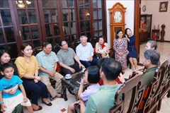 Le Premier ministre Pham Minh Chinh rend visite à la famille de l’ancien président du Conseil des ministres Pham Hung. Photo : VNA