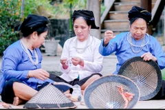 Des femmes confectionnant le chapeau Hai mê selon une forme préétablie. Photo: baohagiang.vn