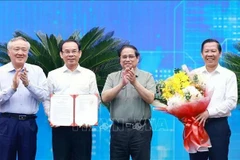 Le Premier ministre Pham Minh Chinh (deuxième à partir de la droite) remet la décision approuvant le plan directeur de de Hô Chi Minh-Ville. Photo : VNA