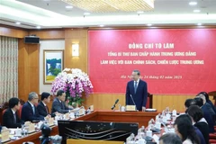 Le secrétaire général du Parti, Tô Lâm, s’exprime lors de la séance de travail avec la Commission des politiques et des stratégies du Comité central du Parti, à Hanoi, le 24 février. Photo: VNA