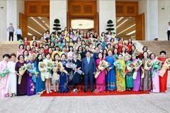 Le Premier ministre Pham Minh Chinh avec des femmes scientifiques et ingénieures lors de la conférence du Réseau international des femmes ingénieurs et scientifiques (INWES) en octobre 2024. Photo : VNA