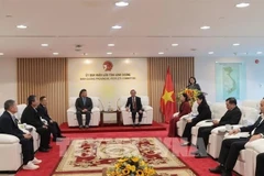 Le vice-président du Comité populaire de la province de Binh Duong, Bui Minh Thanh (ç droite, au centre) et le membre de l’Assemblée préfectorale d’Ibaraki, Masashi Suzuki. Photo : VNA