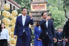 Le vice-Premier ministre et ministre des Affaires étrangères Bui Thanh Son (à droite) et le ministre thaïlandais des Affaires étrangères Maris Sangiampongsa visitant la citadelle impériale de Thang Long. Photo: VNA