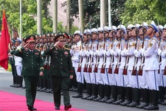 Le président du Département général de la politique de l’Armée populaire du Vietnam (APV) Trinh Van Quyêt et le vice-ministre de la Défense et président du Département général de la politique de l’Armée populaire lao (APL) Vongsone Inpanphim, passent en revue la garde d'honneur de l’APV. Photo: VNA