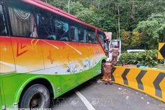 Sur le lieu de l’accident du bus touristique dans la région de Genting Highlands, dans l’État de Pahang, en Malaisie, le 10 août. Photo : VNA