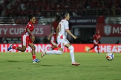 La joueuse du match, Huynh Nhu (à droite), du Vietnam, court avec le ballon pendant le match Vietnam-Indonésie. Photo : VNA