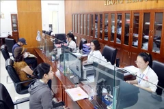 Traitement des procédures administratives au guichet unique de la ville de Dông Hoi, province de Quang Binh (Centre). Photo : VNA
