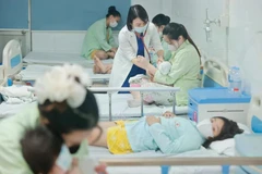 Traitement d’un petit patient atteint du Covid-19 au Département de pédiatrie-néonatalité de l’hôpital Thanh Nhàn, à Hanoi. Photo : VNA
