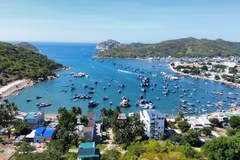 Située dans la réserve mondiale de biosphère de Núi Chúa, la baie de Vinh Hy est réputée pour sa beauté naturelle et son charme unique. Elle est devenue une destination incontournable à Ninh Thuân. Photo : VNA