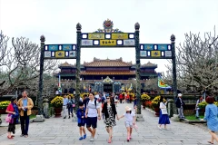  Visiteurs à la Cité impériale de Huê. Photo : VNP