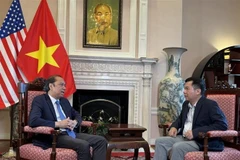 L’ambassadeur Nguyên Quôc Dung (à gauche) s’entretient avec un correspondant de l’Agence vietnamienne d’information (VNA) à Washington. Photo : VNA