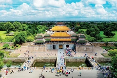 Grâce à un programme riche en événements et activités tout au long de l’Année nationale du tourisme et le Festival de Huê 2025, la ville de Huê espère attirer entre 4,8 et 5 millions de visiteurs en 2025. Photo: Vneconomy
