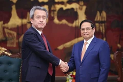 Le Premier ministre Pham Minh Chinh (à gauche) serre la main du PDG de Marubeni Corporation, Masayuki Omoto, à Hanoi, le 14 juillet. Photo : VNA