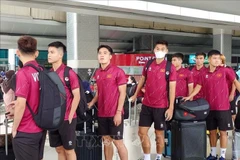 Les joueurs de l'équipe vietnamienne des moins de 23 ans se préparent à quitter l'aéroport international Soekarno-Hatta pour l'hôtel Movenpick de Jakarta, en Indonésie. Photo : VNA
