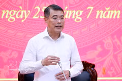 Le Premier ministre Lê Minh Hung s'exprime lors de la séance de travail avec la permanence du Comité du Parti de la province de Diên Diên Photo: VNA