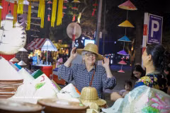 Une touriste étrangère au Festival des cadeaux touristiques de Hanoi 2025. Photo: VNA