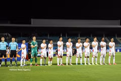 Les joueurs vietnamiens saluent le drapeau et chantent l'hymne national au stade de Chonburi en Thaïlande, avant leur rencontre face aux Est-Timorais. Photo: VNA