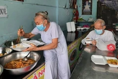 Chaque jour, Mme My et son époux préparent et offrent des repas végétariens aux personnes en difficulté. Photo: vwu.vn