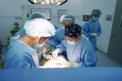 Des médecins de l’hôpital Thông Nhât effectuent une greffe de rein à partir d’un rein provenant du donneur en état de mort cérébrale. Photo : VNA