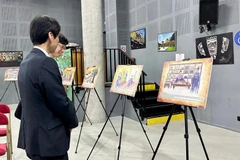 Présentation des peintures sur le complexe Yên Tu – Vinh Nghiêm – Con Son – Kiêp Bac à des ambassadeurs à Paris. Photo: VNA